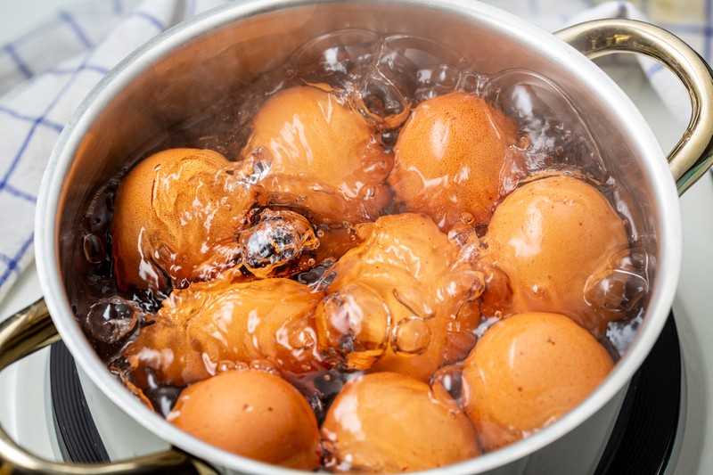 Eier werden in einem Topf gekocht