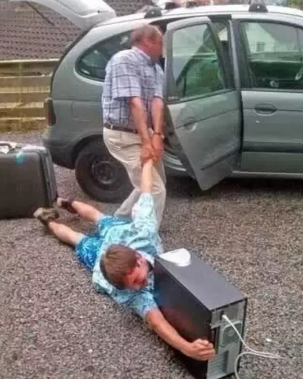 Mann schleift Jungen ins Auto vom PC weg