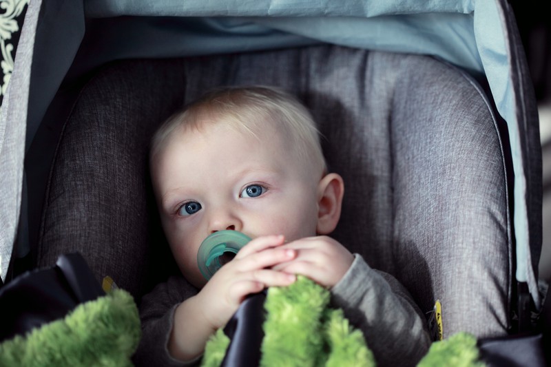 Baby im Kindersitz