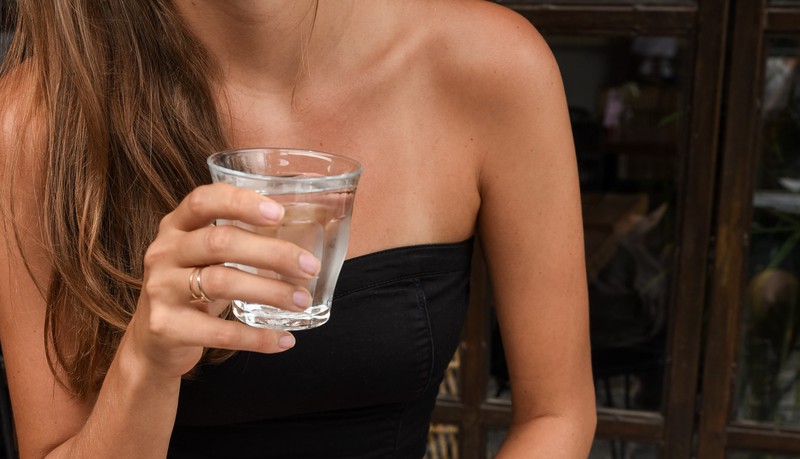Warum Salzwasser Gurgeln gegen Halsschmerzen helfen soll