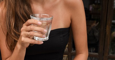 Warum Salzwasser Gurgeln gegen Halsschmerzen helfen soll
