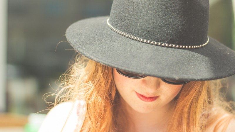 Frau mit Hut und sonnenbrille