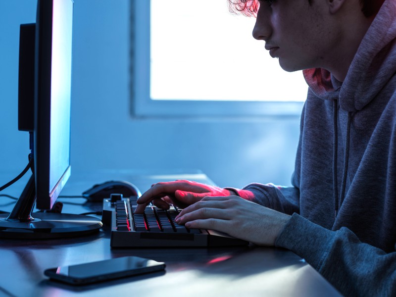Jugendlicher sitzt an seinem Computer
