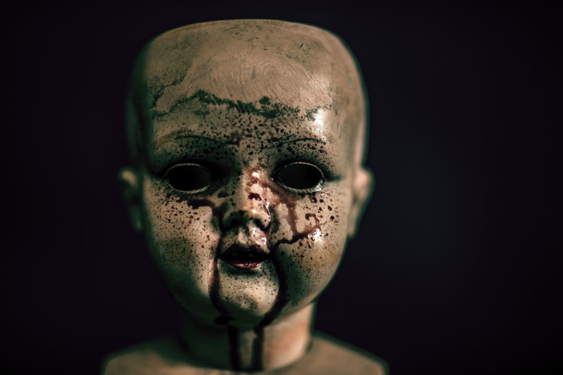 Zu sehen ist das Gesicht einer Puppe und es geht um Horror-Geschichten.