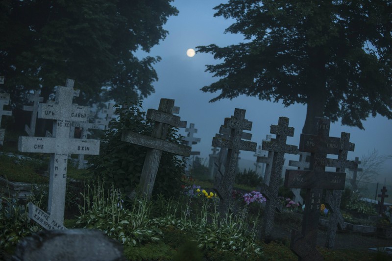 Zu sehen ist ein Friedhof bei Nacht.