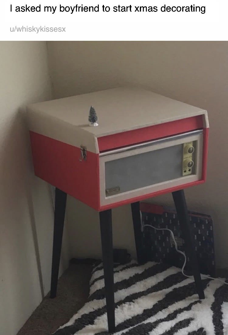 Ein kleiner Weihnachtsbaum auf einem Möbelstück