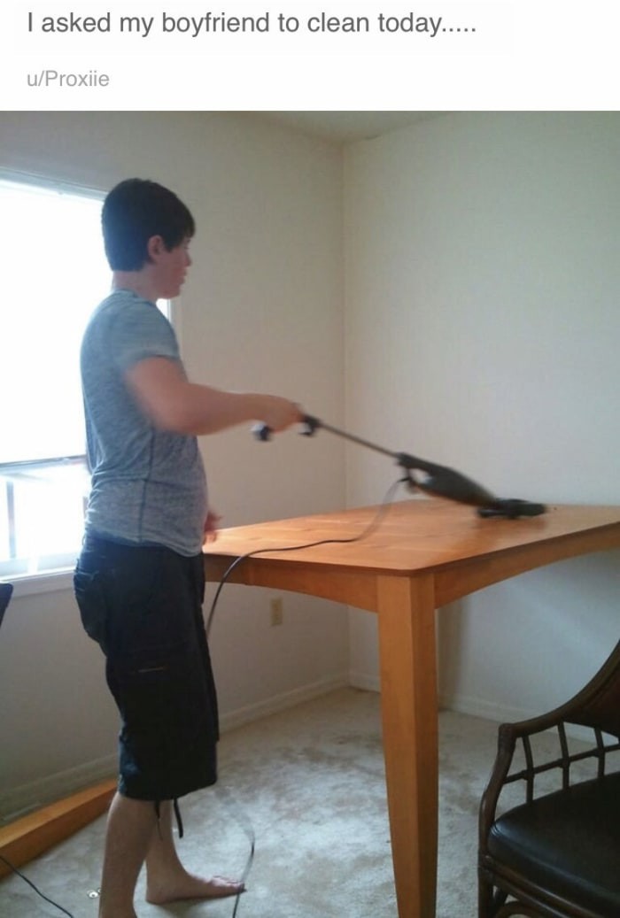 Ein Mann saugt einen Tisch