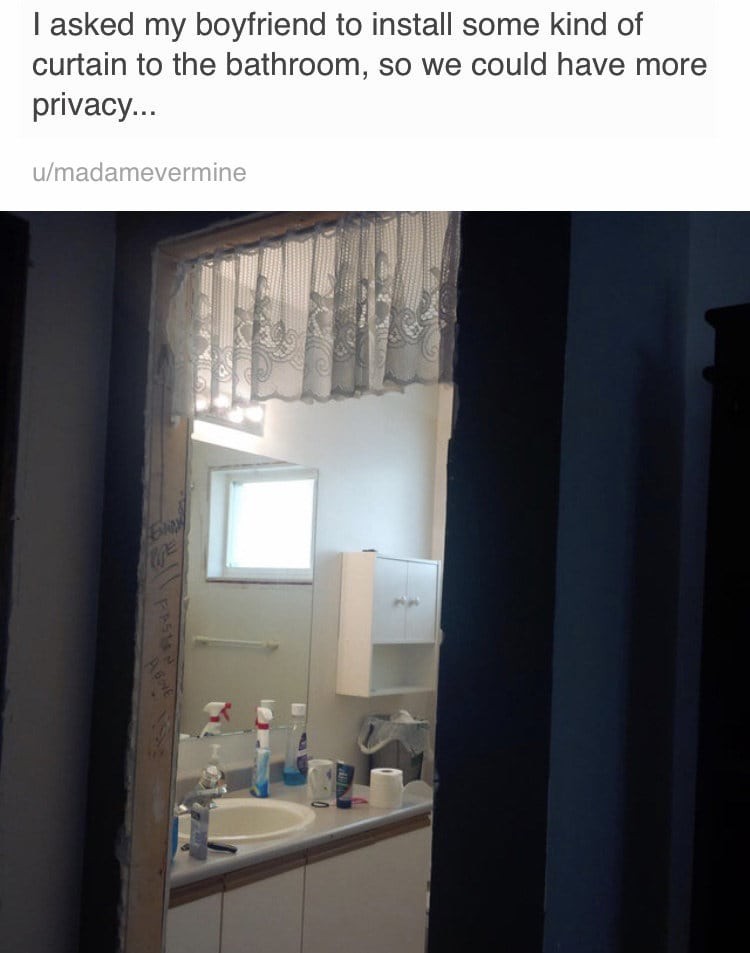 Ein zu kurzer Vorhang gibt den Blick auf ein Badezimmer frei