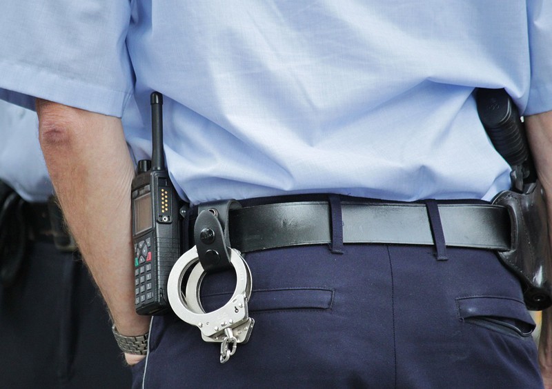Polizist mit Handschellen