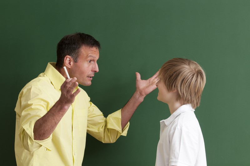 Lehrer schimpt Schüler aus