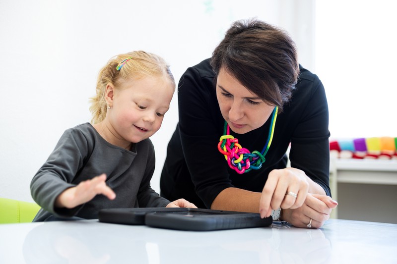 Lehrerin mit kleiner Schülerin