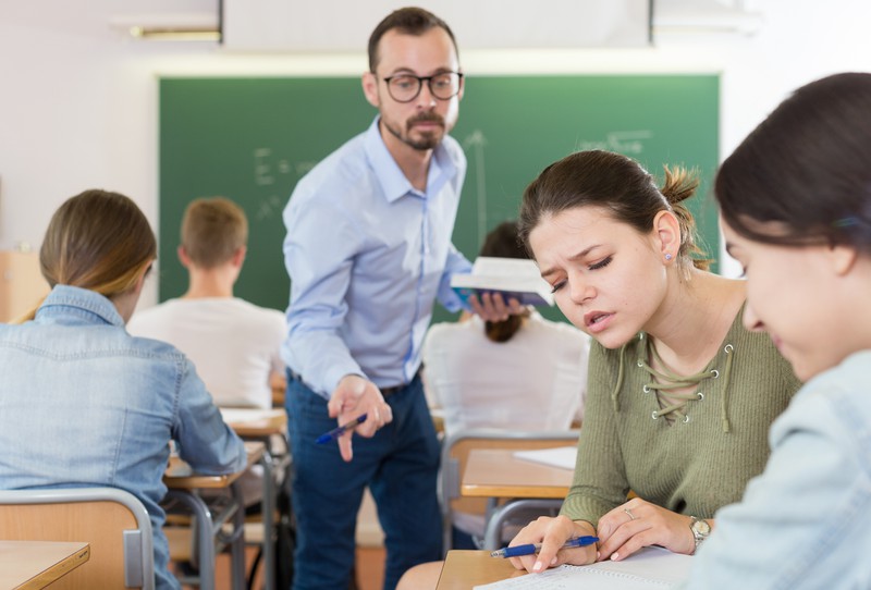 Schüler drehen sich vom Lehrer weg