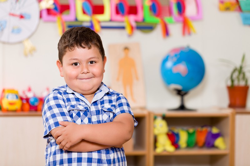 Kleiner Junge in der Schule