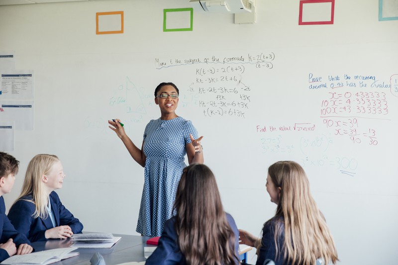 Lehrerin steh vor Schulklasse