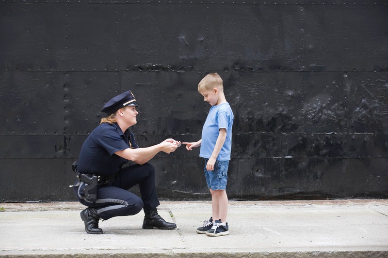 Polizistin und Junge auf der Straße