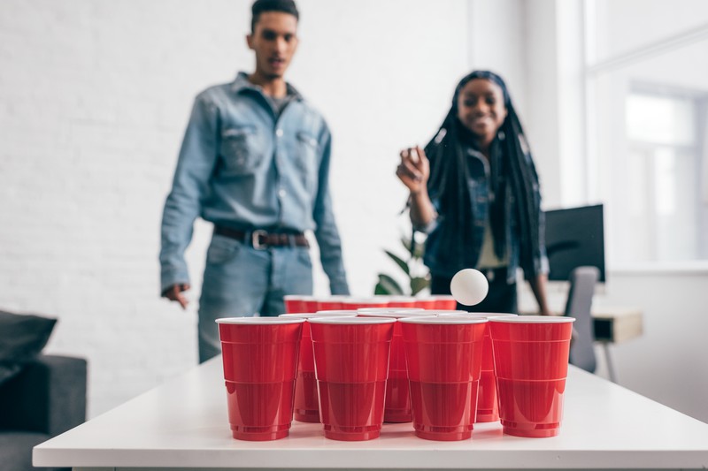 Paar spielt Bierpong