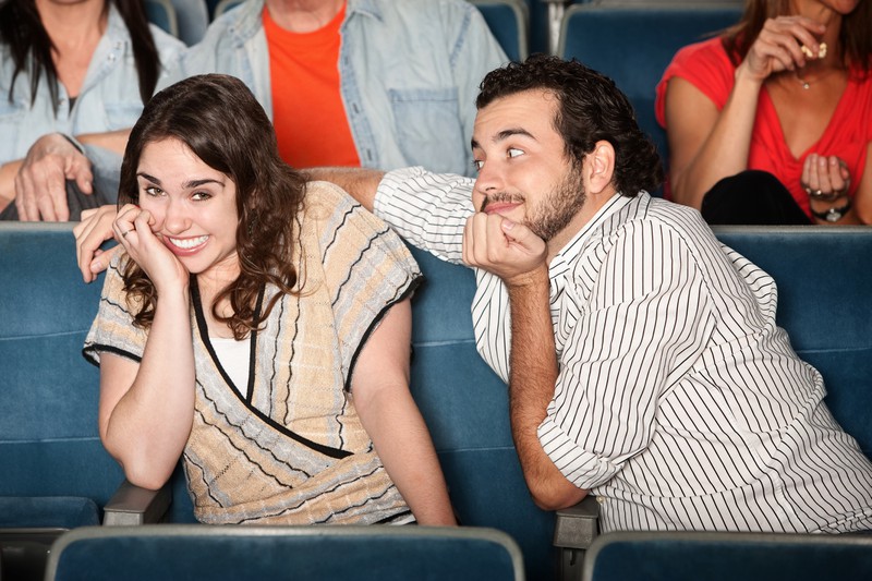 Paar im Kino beim Date