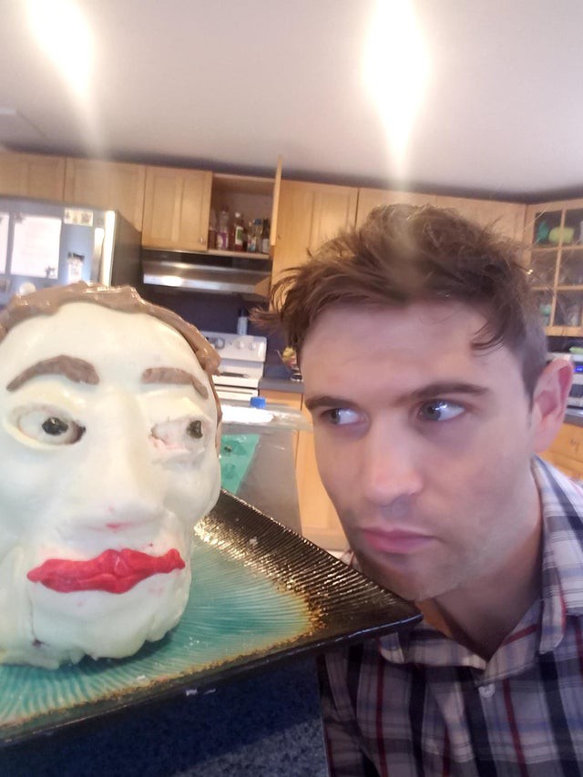 Mann mit seinem Kuchen
