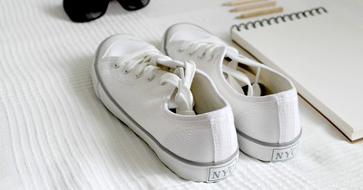 Trick für weiße Sneaker: So bekommt ihr sie wieder sauber