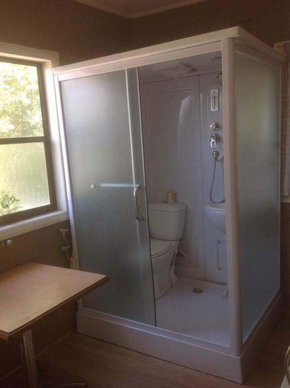 Maklerangebot einer Wohnung mit merkwürdiger Toilette im Wohnbereich