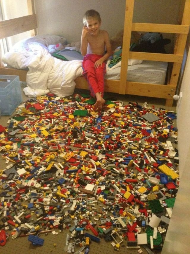 Bei dem Bild mit dem Jungen und seiner ausgekippten Lego-Sammlung bekommt man Schmerzen nur beim Hinsehen.