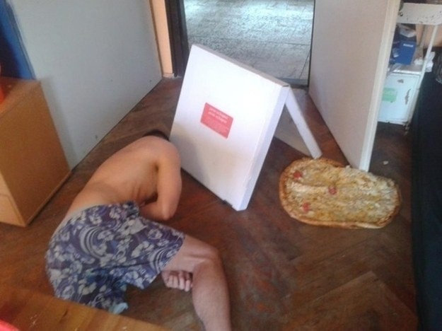 Dass auch noch die Pizza aus dem Karton gefallen ist, tut auf dem Bild besonders weh.