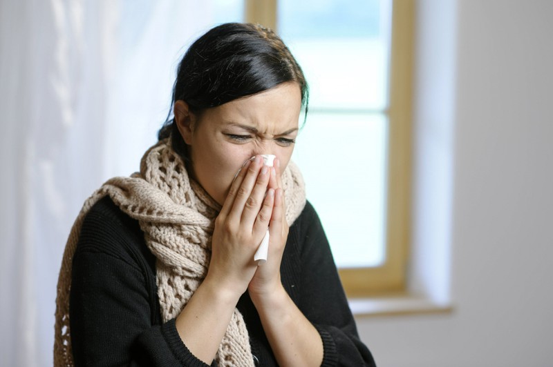 Beim Naseputzen machen viele Fehler, welche zur Verschlimmerung der Erkältung führen.
