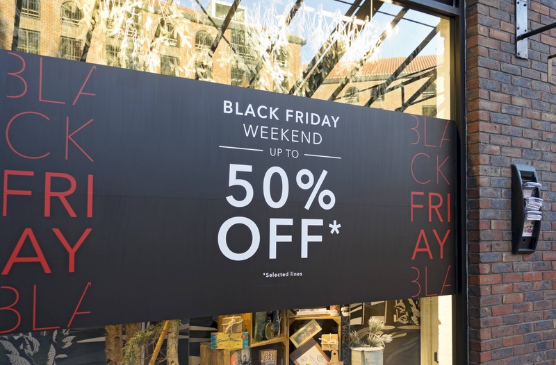 Man erkennt ein Schild mit dem Titel Black Friday, und dass alles um 50% reduziert ist