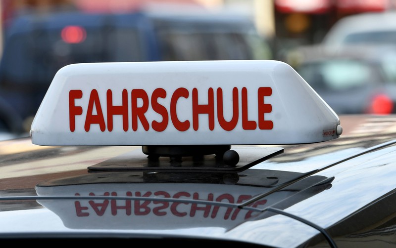 Fahrschule-Schild auf dem Dach eines Autos