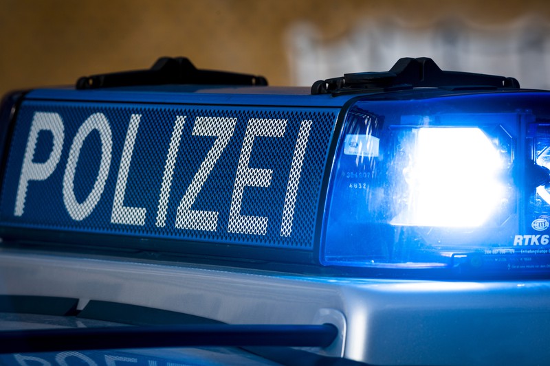 Eine Polizeisirene mit Blaulicht auf dem Auto
