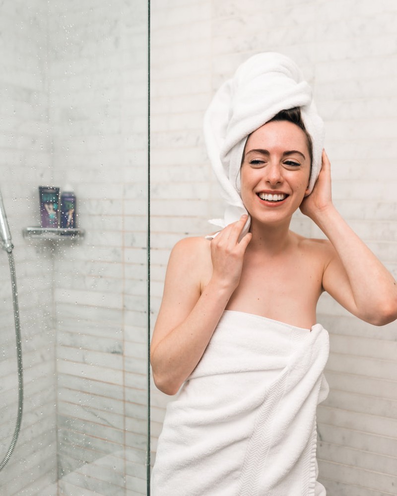 Frau, Dusche, Handtuch, nass