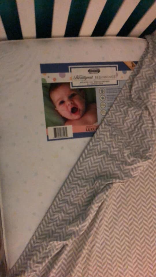 Die Auflösung des Mysteriums, es war kein zweites Baby im Bett, nur ein Bild
