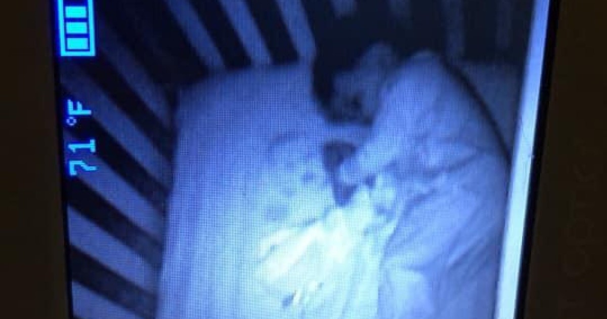 Mutter entdeckt zweites Baby im Bett ihres Sohnes