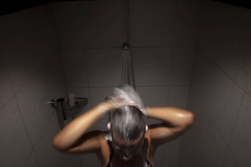 Besonders Frauen sollten beim Pinkeln unter der Dusche aufpassen