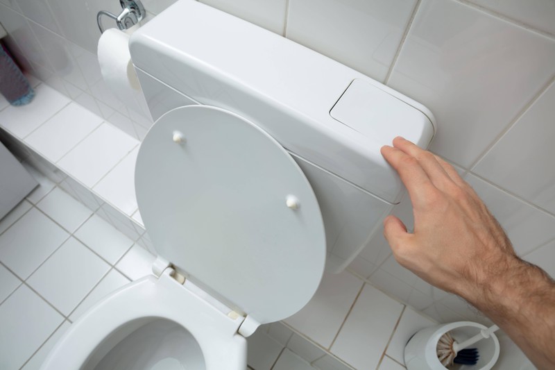 Das Bild zeigt eine Toilette, bei der gerade die Spülung gedrückt wird, vermeidet man dies, kann man Umweltschutz betreiben