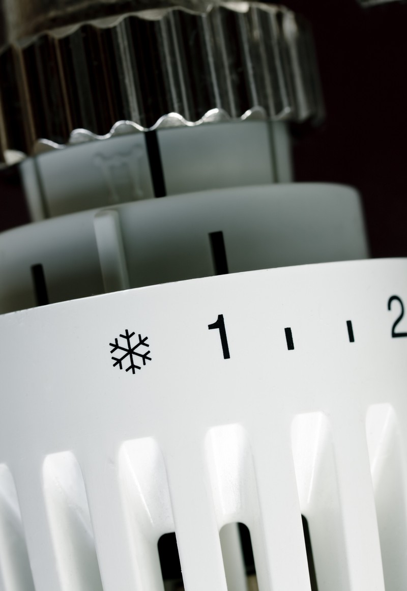 Ein Thermostat, auf dem sich eine Schneeflocke befindet. Doch was bedeutet das Symbol?