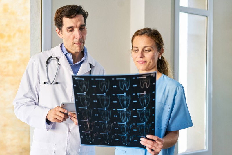 Viele Menschen gehen wegen Schmerzen ins Krankenhaus.