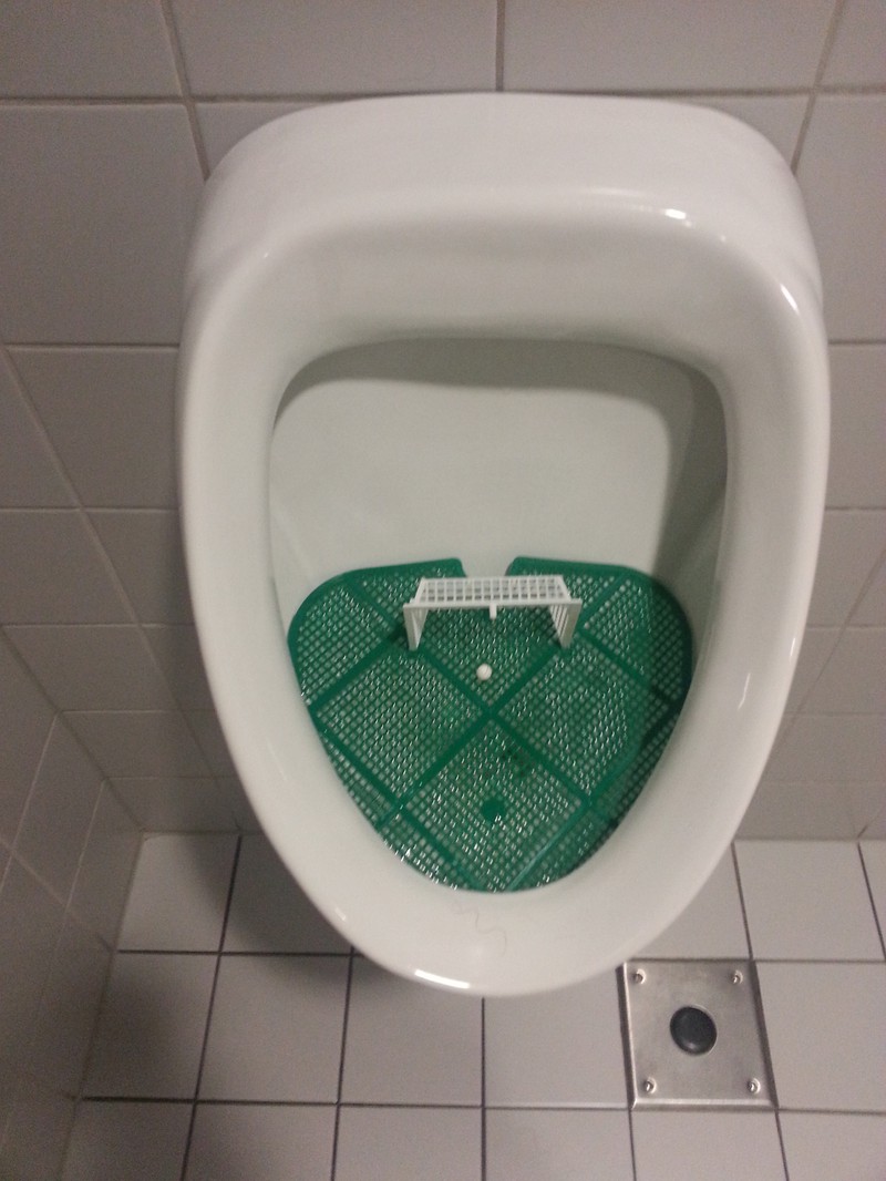 Ein Deutsches Klischee ist auch so ein Spiel im Pissoir