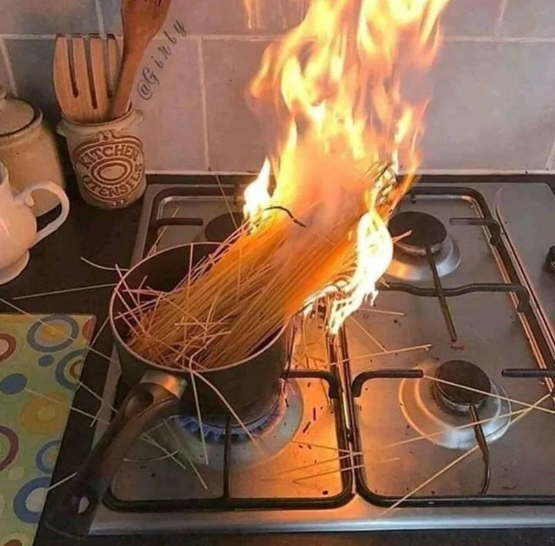 Ein Kochtopf, in dem Nudeln brennt, weil der Koch nicht kochen kann