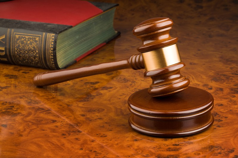 Man erkennt ein Scheidungsgericht, dass Brandi Lee zur Zahlung von 7500 Dollar an ihren Ex-Mann verurteilt
