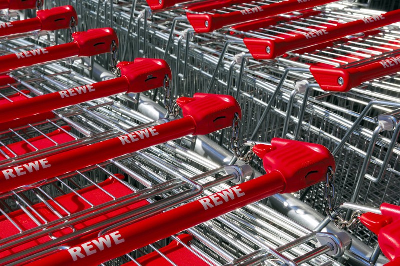 Supermarktwägen von Rewe - die Kassiererinnen haben in jedem Supermarkt andere Rabatte