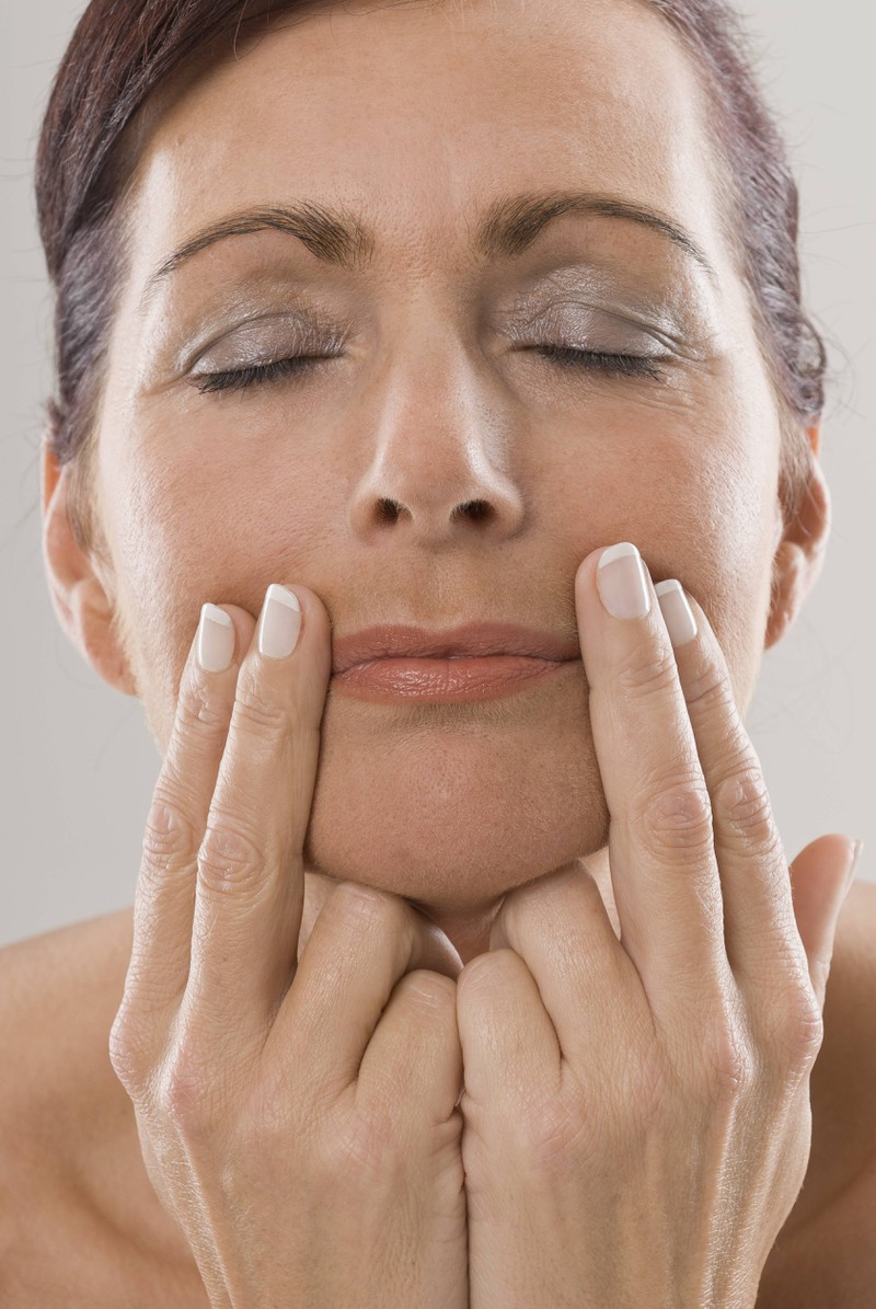 Eine Frau leidet unter eingerissenen  Mundwinkeln