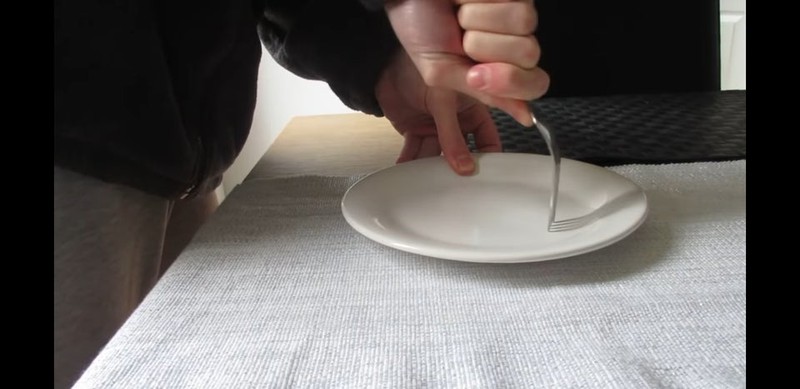 Das Geräusch, das entsteht, wenn man eine Gabel über einen Teller zieht, ist nervtötend.