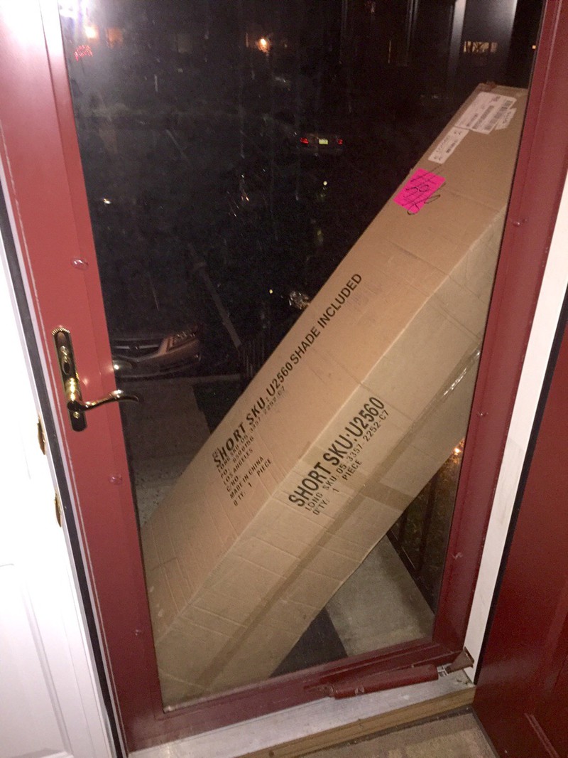 Wenn ein Paket vor die Tür geliefert wird und es unmöglich macht, die Tür von innen zu öffnen.