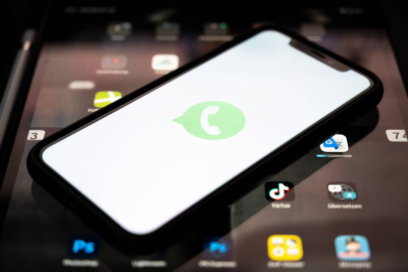 Ein Handy mit WhatsApp, dessen Regeln zu befolgen sind