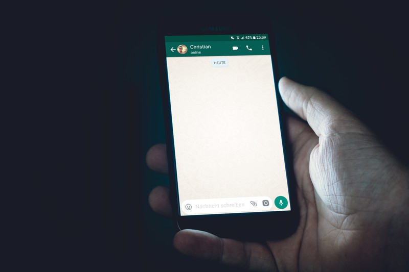 Handy mit WhatsApp, das Regeln hat, die man nicht brechen sollte