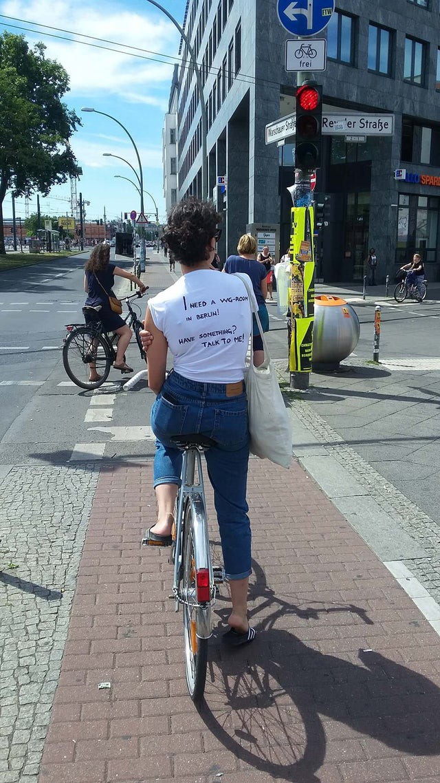 Die Reddit Nutzerin hat ein T-Shirt mit einer Anzeige für eine Wohnugssuche.