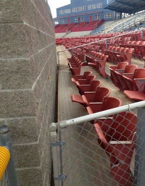 Schlecht konstruierte Plätze in einem Stadion