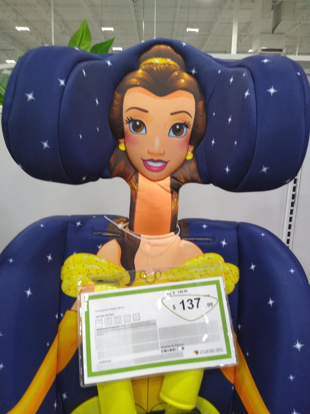 Ein Kindersitz, auf dem Belle von die "Schöne und das Biest" zusehen ist, aber verzerrt.