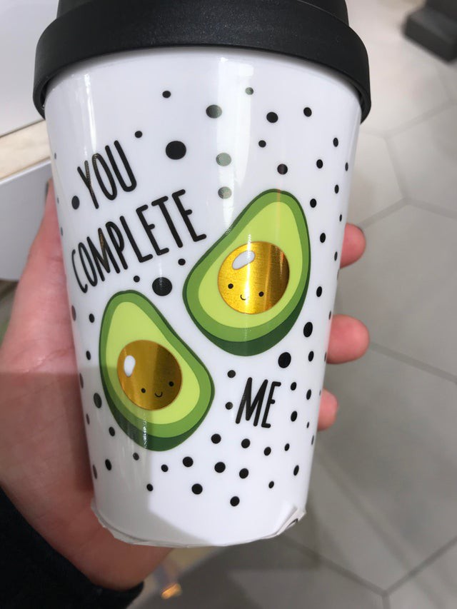 Der Text auf dem Becher passt nicht zu den Avocadohälften, die beide nämlich einen Kern haben.